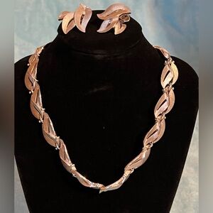 🔥 Vintage Glam Elegant Silver Leaf Necklace 16” and Earring set
A-22
